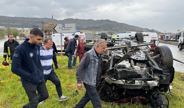 Sinyalizasyon direğine çarpan otomobil takla attı: 1'i çocuk 4 yaralı