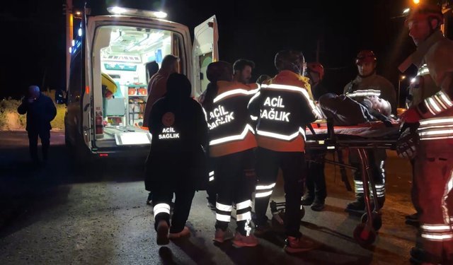 Su kanalına devrilen otomobilin sürücüsü yaralandı