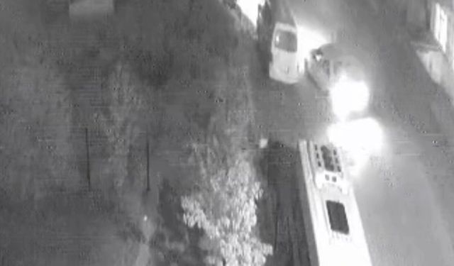 Sürücünün, otomobiliyle park halindeki minibüse çarpıp kaçtığı anlar kamerada