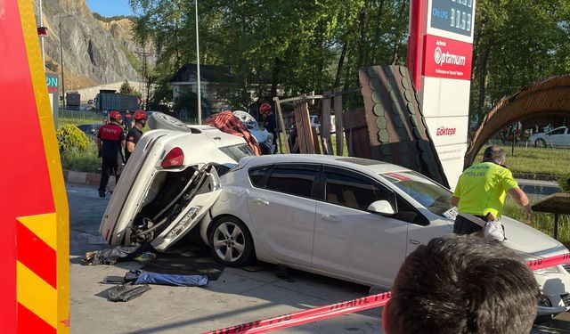 Takla atan otomobil bankta oturan iki kardeşe çaptı: 6 yaralı