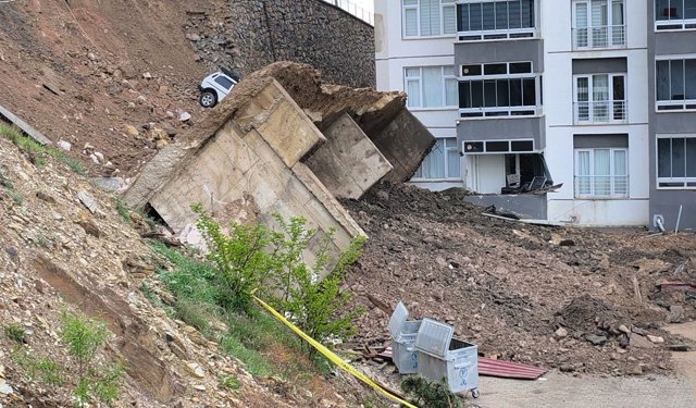 Tokat'ta istinat duvarının çökme anı kamerada
