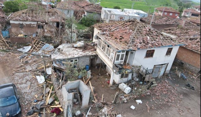 Vali Çalgan hortumun vurduğu köylerde inceleme yaptı