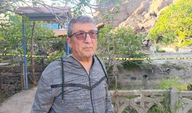 Yamaçtan kopan kaya parçaları evi kullanılamaz hale getirdi