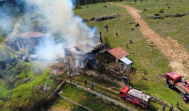Yangında ev kullanılamaz hale geldi