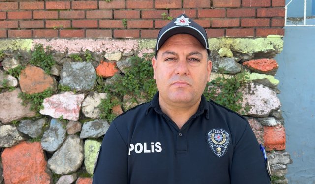 Zonguldak'ta okulda görevli polis, çocuklarla ip atladı