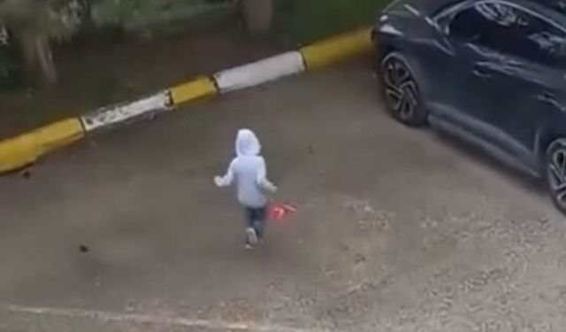 5 yaşındaki Miraç, evden çıkıp yere düşen Türk bayrağını aldı; on anlar kamerada