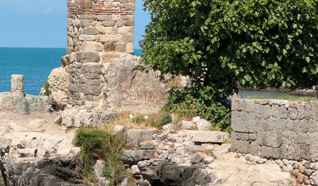Amasra'da tarihi 'Direkli Kaya'ya boyayla zarar verdiler