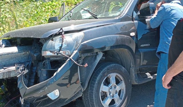 Artvin'de refüje çarpan cipin sürücüsü yaralandı