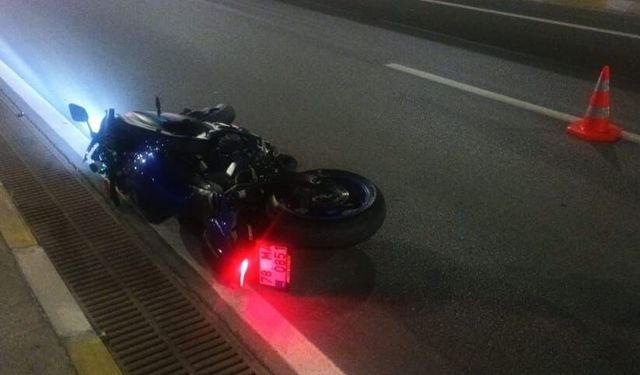 Aydınlatma direğine çarpan motosikletteki 2 üniversite öğrencisi öldü