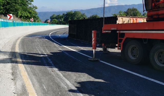 Bolu Dağı'nda askeri mühimmat yüklü TIR devrildi; şoför hafif yaralı
