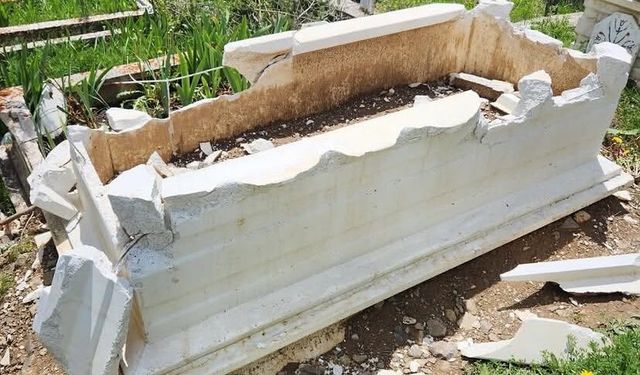 Bolu'da iki mezarın taşları kırılıp, zarar verildi