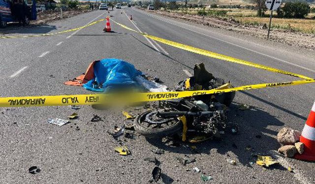 Çorum'da kamyona çarpan motosikletin sürücüsü öldü