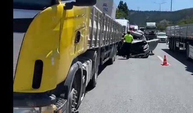 Çorum'da otomobil, TIR'a arkadan çarptı; 4 yaralı