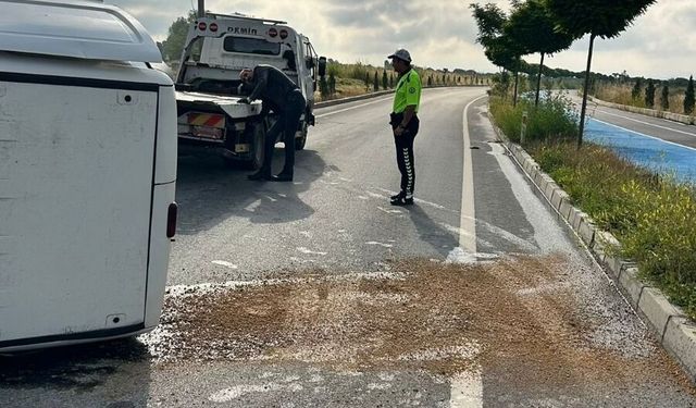 Devrilen hafif ticari araçta sıkışan sürücü yaralandı