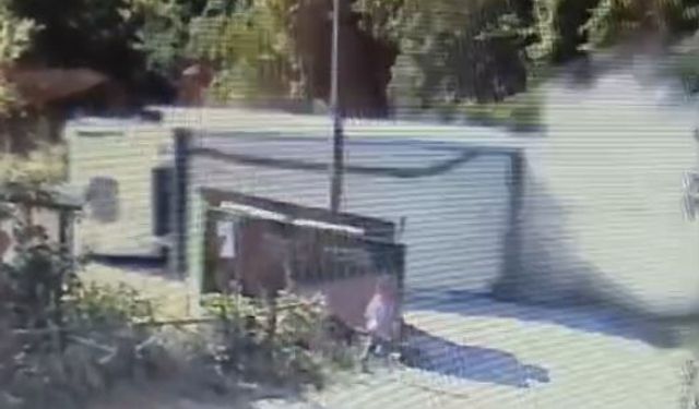 Freni boşalan kamyonun devrildiği kaza kamerada