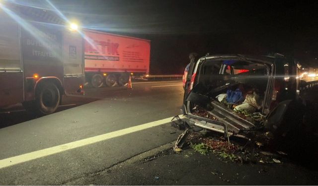 Hafif ticari araç, bariyere saplandı: 1 ölü, 3 ağır yaralı