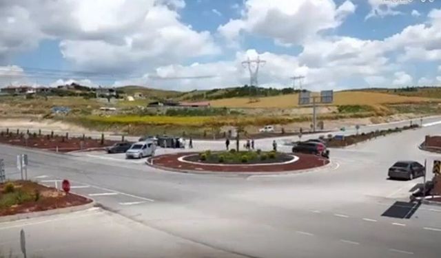 Hafif ticari araçla otomobilin çarpıştığı kaza kamerada; 1 ölü, 4 yaralı