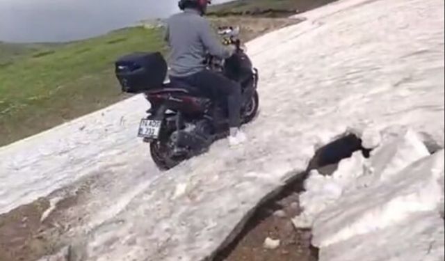 Haziran ayında zirvede poşetlerle karda kaydılar
