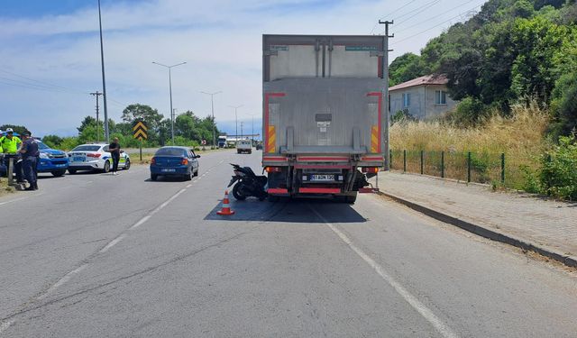Kamyonla çarpışan motosikletin sürücüsü, emekli komiser yardımcısı öldü