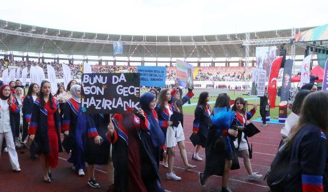 MAKÜ'de 7 bin öğrenci mezuniyet coşkusu yaşadı