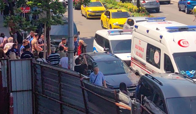 Mendilleri alınan satıcı, darbediliyormuş gibi davranıp, kendini yerlere vurdu