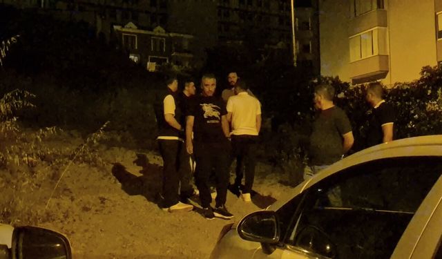 Motosikletle yaklaştığı kişiye ateş etti, mermiler bina ve otomobile isabet etti