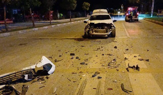 Otomobil, kırmızı ışıkta başka araca çarptı; 2 yaralı