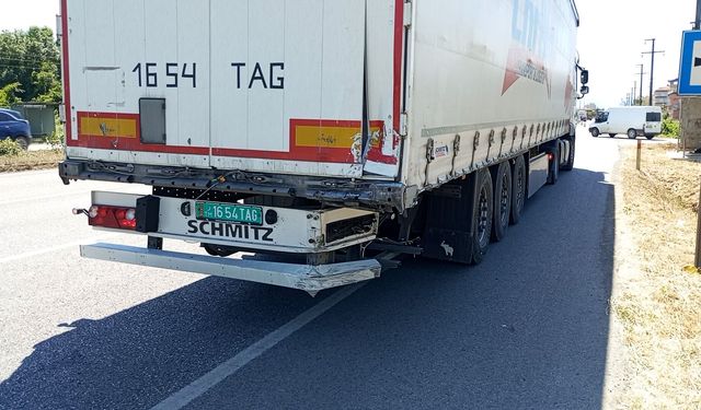 Otomobil, TIR'a çarptı; 1'i ağır 2 yaralı