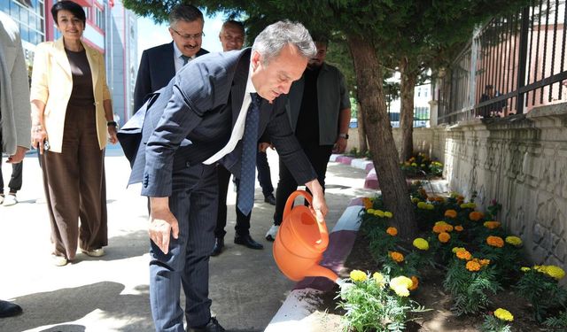 Rektör Yılmaz, peyzaj çalışmalarını inceledi