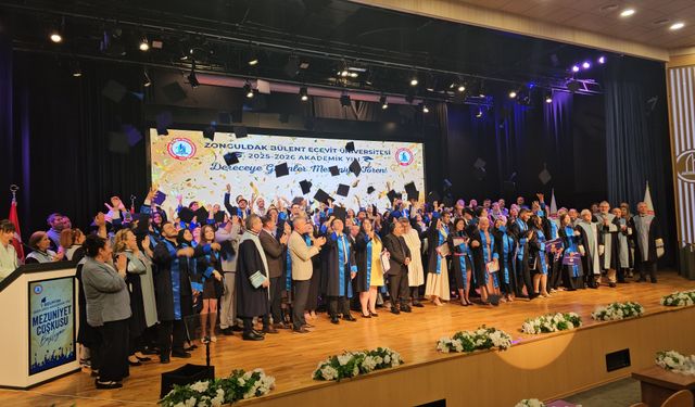 Üniversiteden dereceyle mezun olup, veda konserinde sahne aldı