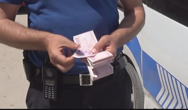 Yolda bulduğu 2 bin 400 TL'yi polise teslim etti