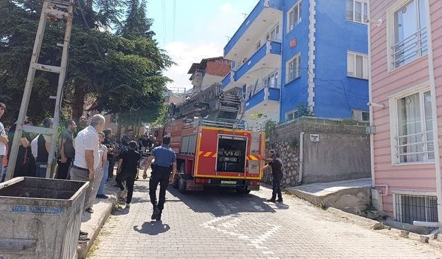 Alevlerin sardığı evde mahsur kalan görme engelli kadını itfaiyeciler kurtardı
