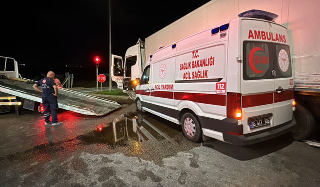 Ambulansla TIR çarpıştı; 3'ü sağlıkçı, 6 yaralı