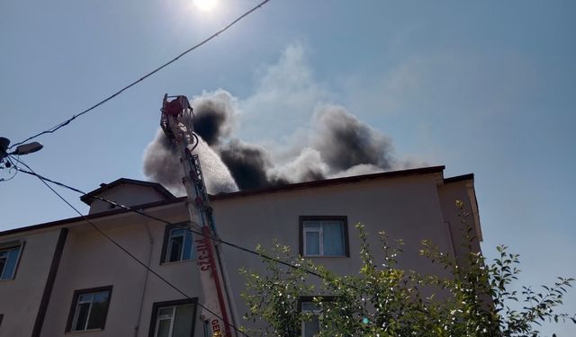Apartmanın çatısı alev alev yandı