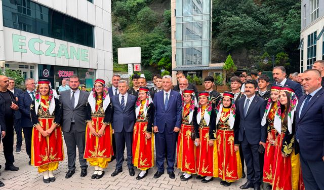 Bakan Bolat: Sarp Gümrük Kapısı'ndan geçişler her geçen gün artmakta (2)