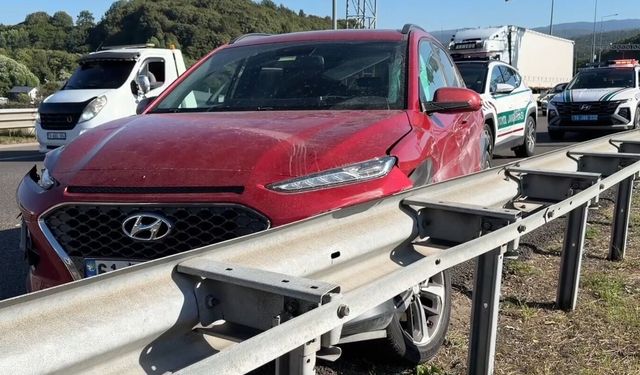 Bolu Dağı Tüneli girişinde otomobil bariyerlere çarptı: 2 yaralı