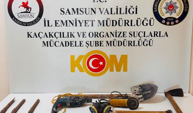 Evde define arayan 4 şüpheli, kazdıkları alanı halıyla kapatmışlar