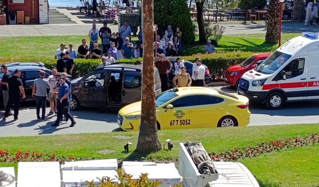 Geri giden araca bakan sürücü hafif ticari aracıyla önündeki otomobile çarptı; kaza kamerada