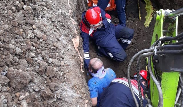 Göçükte, vücudunun bir bölümü toprak altında kalan işçi kurtarıldı