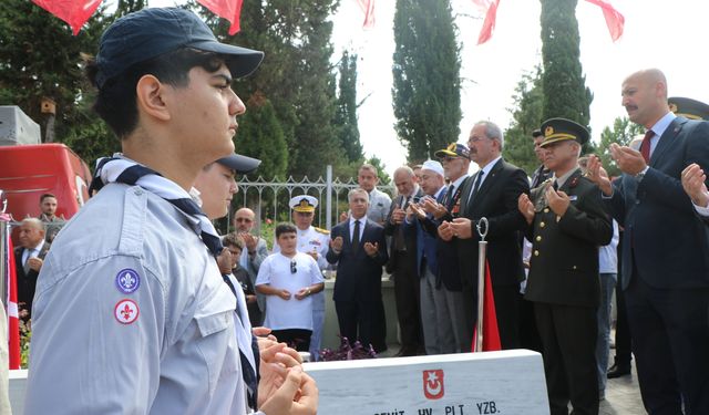 Hiç görmediği şehit dayısının mezar taşındaki fotoğrafını öptü