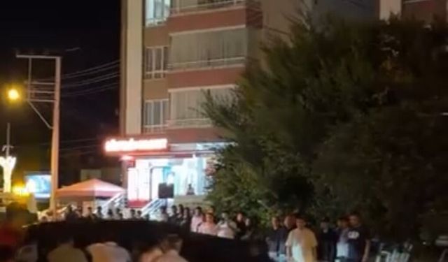 Kaza sonrası ters dönen otomobili vatandaşlar düzeltti