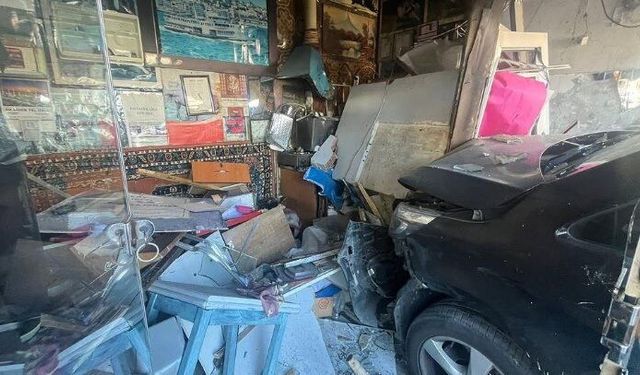 Minibüs, park halindeki 5 araca çarpıp çay ocağına daldı