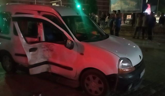 Motosiklet, hafif ticari araca çarptı; 2'si ağır, 5 yaralı