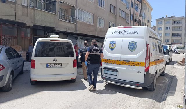 Odasında ölü bulundu