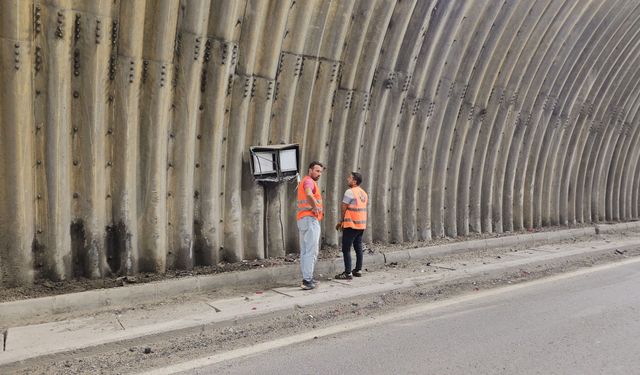 Otomobil, tünelde TIR'a çarpıp takla attı: 2 yaralı