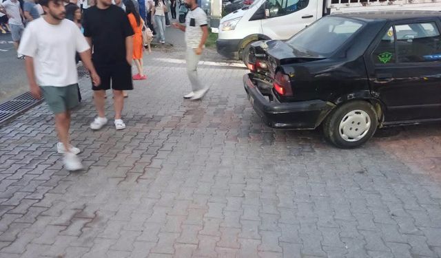 Otomobile arkadan çarpan motosikletteki 2 kişi yaralandı