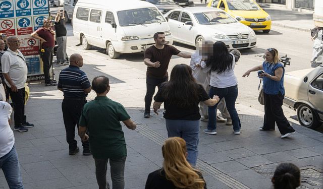 Otomobilin çarptığı motosikletin aynası kırıldı; çıkan kavgada 3 kişi yaralandı