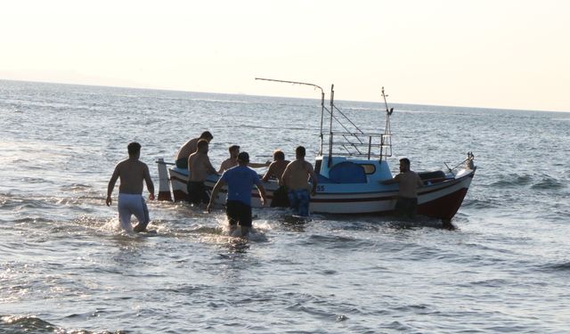 Samsun'da alabora olan teknedeki 3 kurtarıldı, 2 ölü, 1 kayıp (2)