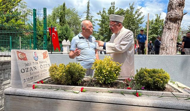 Şehit polis memuru oğlunun mezar taşını öpüp, dua etti