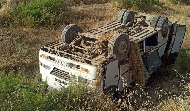 Tarım işçilerini taşıyan minibüs devrildi: 6'sı çocuk, 16 yaralı